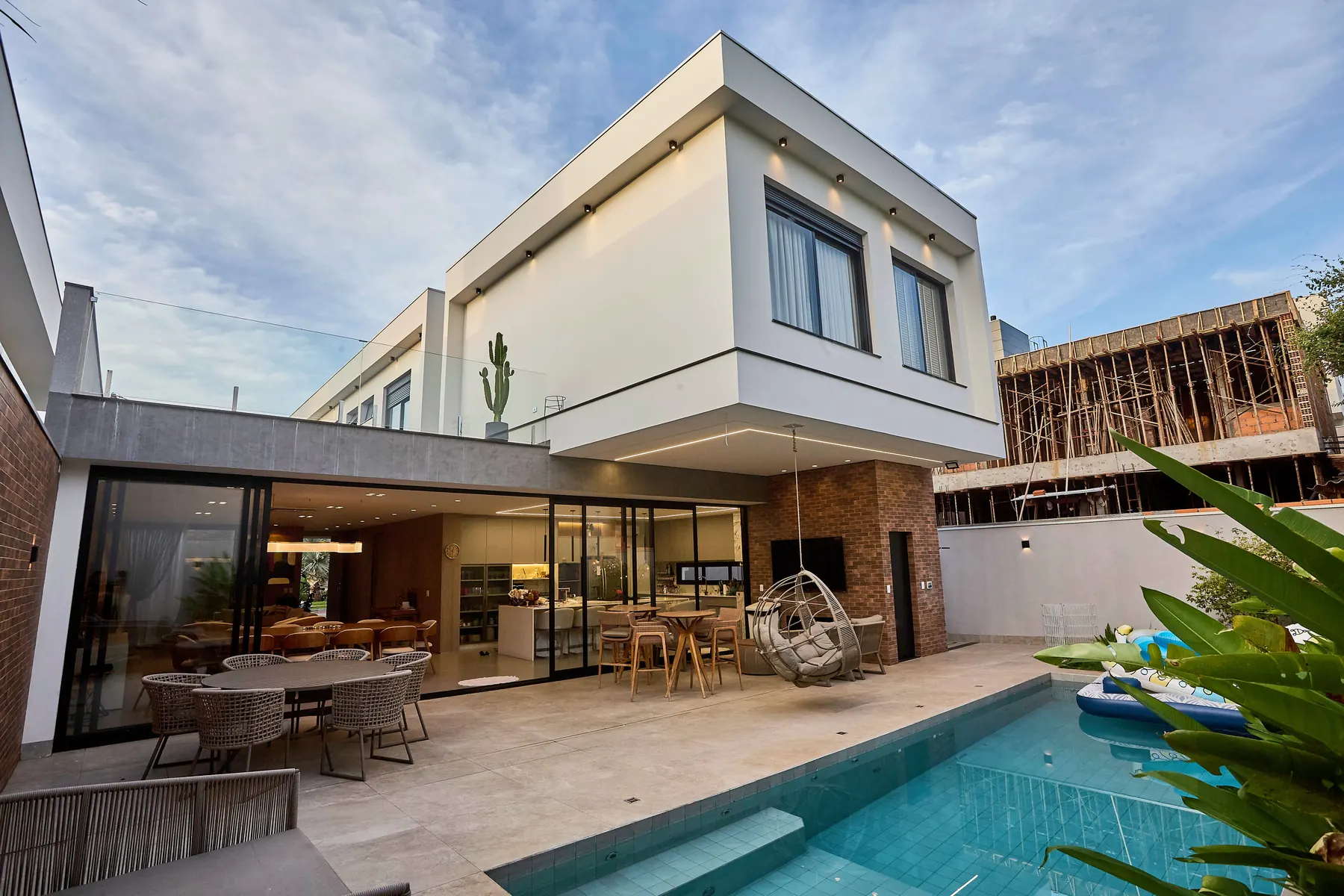Vivienda contemporánea con piscina